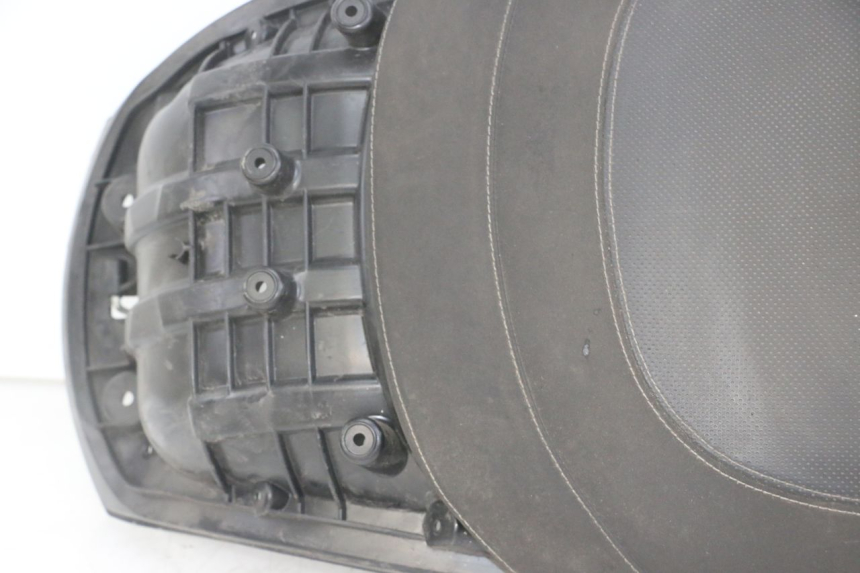 photo de HINTEN SITZ PEUGEOT SATELIS 125 (2013 - 2018) - Zoom auf Komponenten