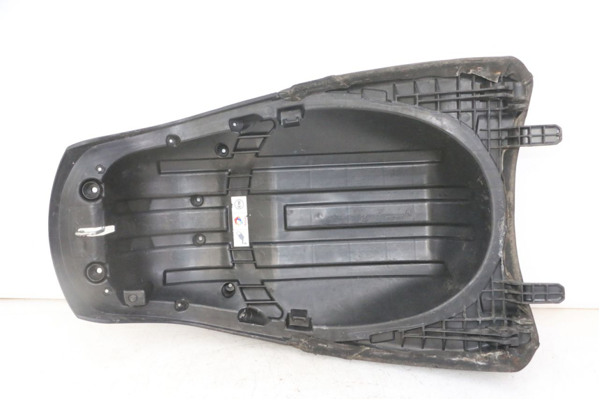 photo de HINTEN SITZ PEUGEOT SATELIS 125 (2013 - 2018) - Details der Befestigungspunkte