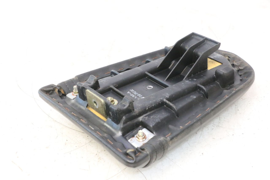 photo de HINTEN SITZ DAELIM VJ ROADWIN 125 (2004 - 2007) - Oberflächenzustand und Material
