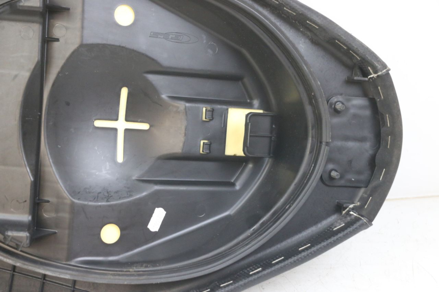 photo de VORDERSITZ YAMAHA AEROX 2T 50 (2013 - 2017) - Details der Befestigungspunkte