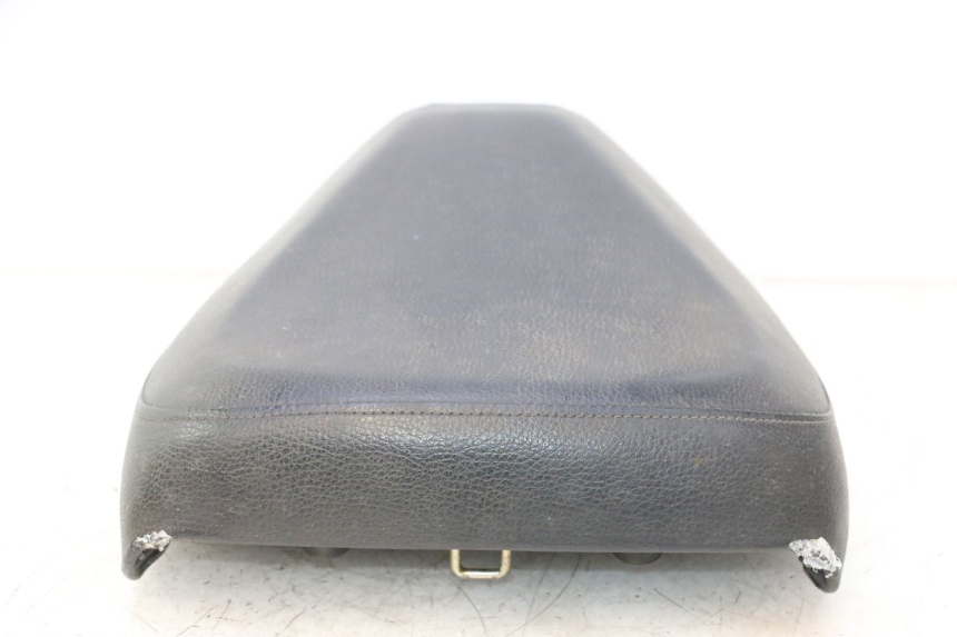 photo de VORNE SITZ KYMCO AGILITY PREMIUM 50 (2007 - 2010) - Details der Befestigungspunkte