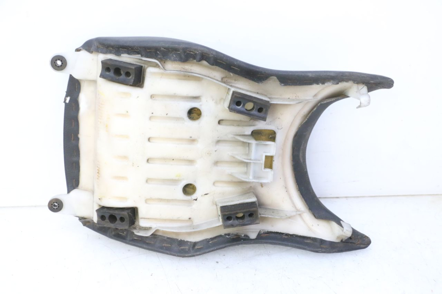 photo de VORNE SITZ HONDA CBF 125 (2009 - 2015) - Details der Befestigungspunkte