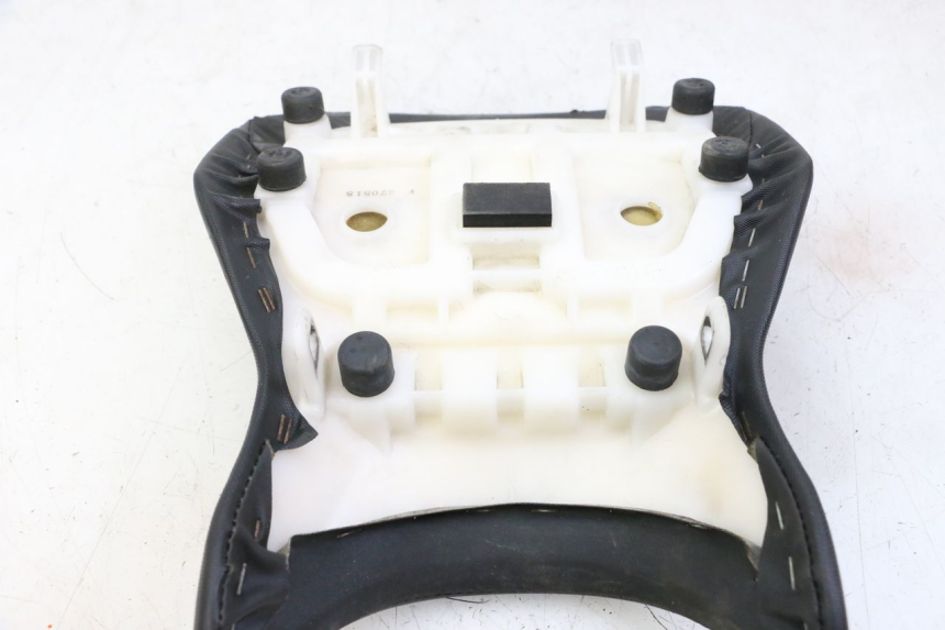 photo de VORNE SITZ SUZUKI GSR 750 (2011 - 2017) - Zoom auf Gebrauchszustand