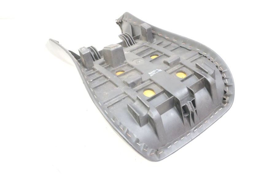 photo de VORNE SITZ HYOSUNG GTR 125 (2006 - 2008) - Zoom auf Gebrauchszustand