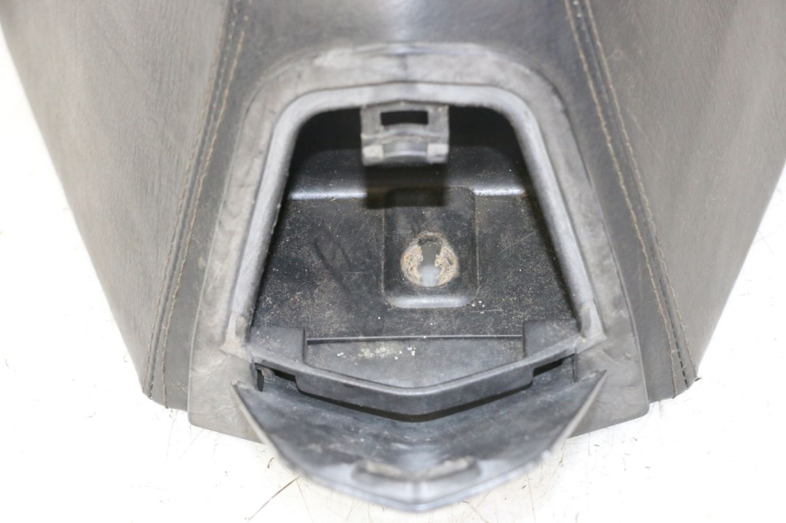 photo de VORNE SITZ PEUGEOT SATELIS COMPRESSOR K15 125 (2006 - 2009) - Details der Befestigungspunkte