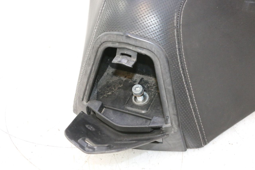 photo de VORNE SITZ PEUGEOT SATELIS 125 (2013 - 2018) - Details der Befestigungspunkte