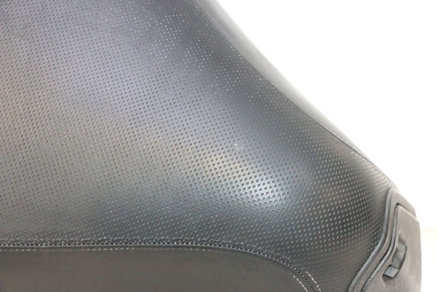 photo de VORNE SITZ PEUGEOT SATELIS 125 (2013 - 2018) - Kennzeichnungen und Originalreferenzen