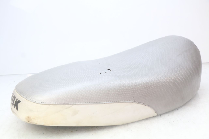 photo de SELLE MBK BOOSTER SPIRIT NAKED 50 (2004 - 2017) - Oberflächenzustand und Material