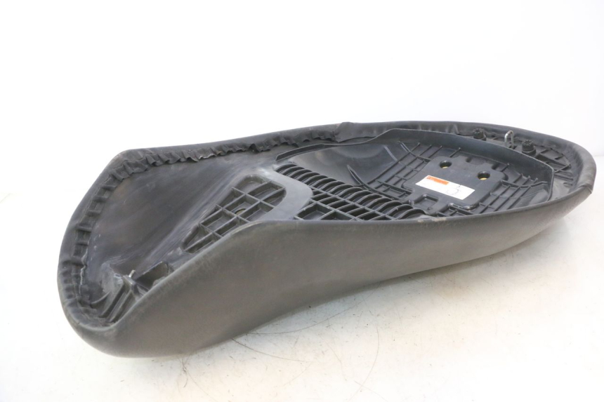 photo de SITZBANK SUZUKI BURGMAN 125 (2007 - 2014) - Kennzeichnungen und Originalreferenzen
