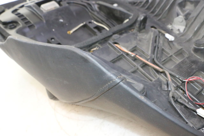 photo de SITZ SUZUKI BURGMAN EXECUTIVE ABS 650 (2006 - 2012) - Details der Befestigungspunkte
