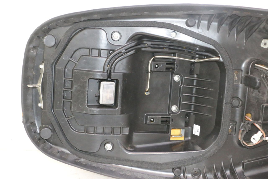 photo de SITZ SUZUKI BURGMAN EXECUTIVE ABS 650 (2006 - 2012) - Kennzeichnungen und Originalreferenzen