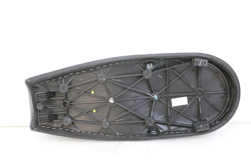 photo de SITZ ROYAL ENFIELD CONTINENTAL GT 650 (2019 - 2024) - Details der Befestigungspunkte