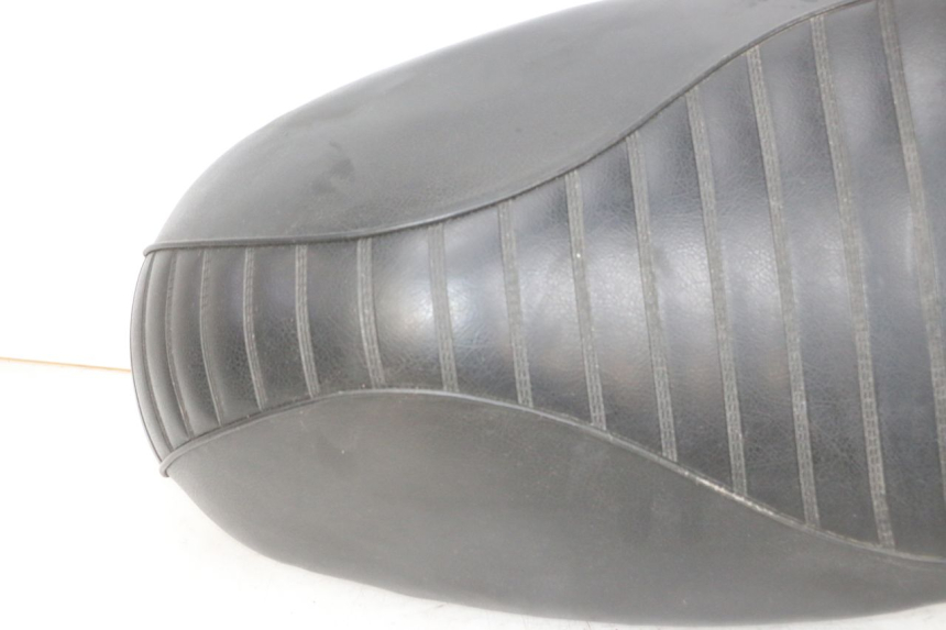 photo de SITZBANK PEUGEOT DJANGO 4T 50 (2014 - 2019) - Hochauflösende Nahaufnahme