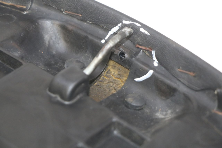 photo de SELLE PEUGEOT ELYSEO 125 (1999 - 2004) - Fokus auf die Struktur