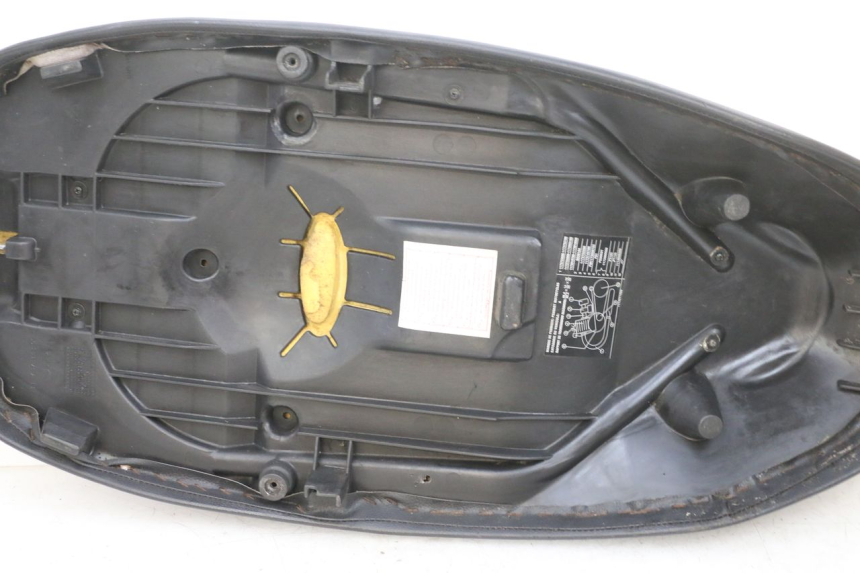 photo de SELLE PEUGEOT ELYSEO 125 (1999 - 2004) - Details der Befestigungspunkte