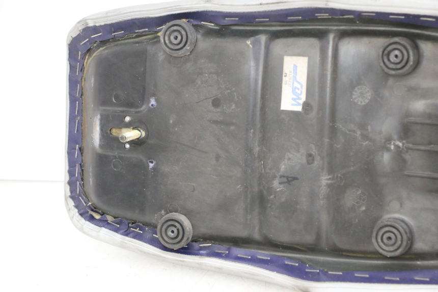 photo de SITZ APRILIA ETX 125 (1998 - 2002) - Details der Befestigungspunkte