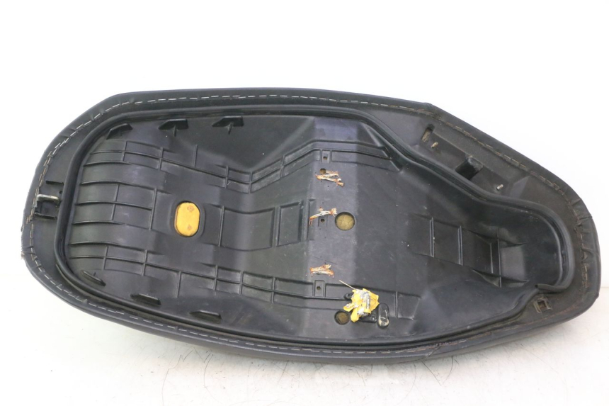 photo de SITZBANK HONDA FES PANTHEON 2T 125 (1998 - 2002) - Details der Befestigungspunkte