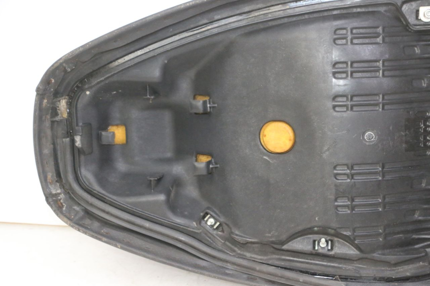 photo de SELLE HONDA FES S-WING SWING ABS 125 (2007 - 2015) - Details der Befestigungspunkte