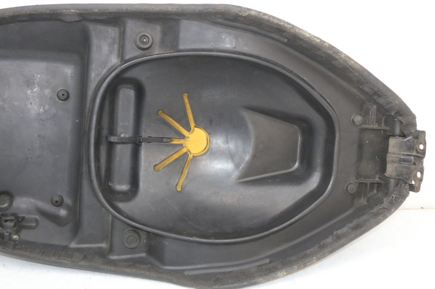 photo de SITZ PIAGGIO FLY 4T 50 (2004 - 2010) - Kennzeichnungen und Originalreferenzen