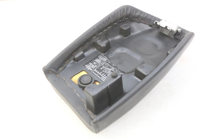 photo de SELLE PEUGEOT FOX 50 (1995 - 2003) - Details der Befestigungspunkte