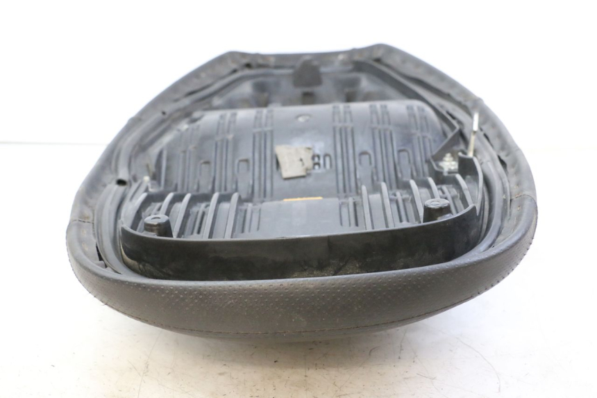 photo de SELLE HONDA FES S-WING SWING ABS 125 (2007 - 2015) - Charakteristische Merkmale