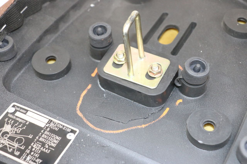 photo de SITZ JM MOTORS VX 125 (2022 - 2025) - Details der Befestigungspunkte