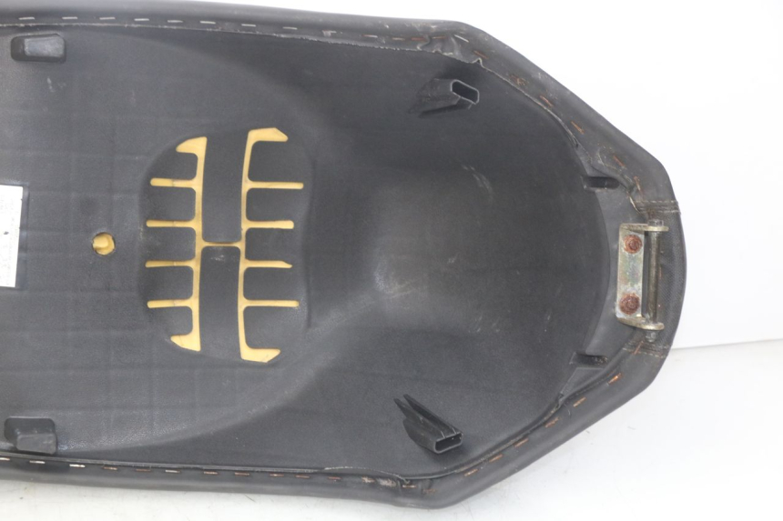 photo de SELLE PEUGEOT KISBEE 2T 50 (2010 - 2017) - Zoom auf Komponenten