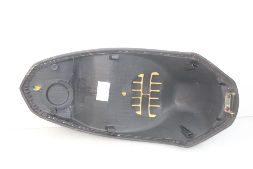 photo de SELLE PEUGEOT KISBEE 2T 50 (2010 - 2017) - Hochauflösende Nahaufnahme