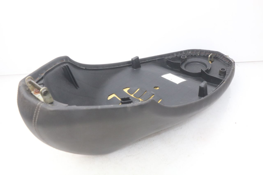 photo de SELLE PEUGEOT KISBEE 2T 50 (2010 - 2017) - Kennzeichnungen und Originalreferenzen