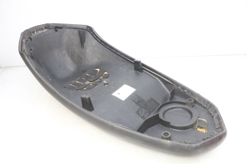 photo de SELLE PEUGEOT KISBEE 2T 50 (2010 - 2017) - Zoom auf Komponenten