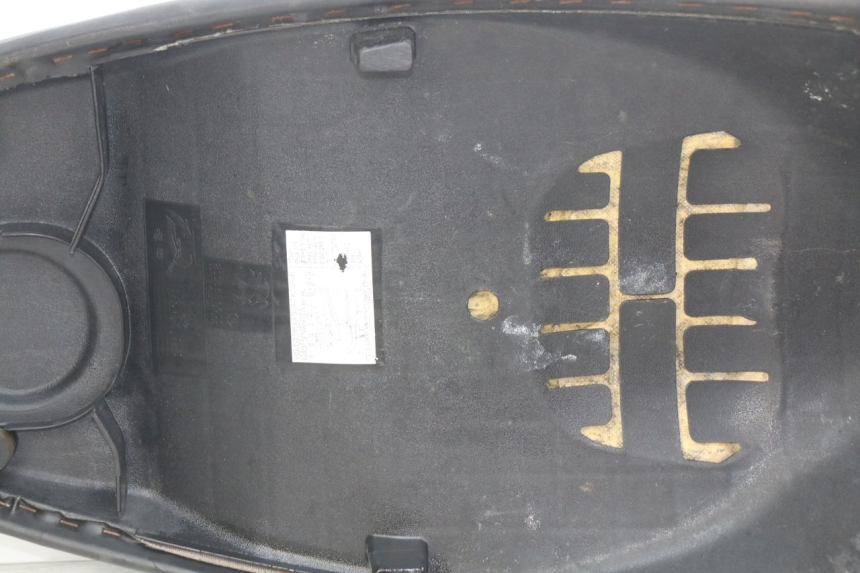 photo de SELLE PEUGEOT KISBEE 2T 50 (2010 - 2017) - Fokus auf die Struktur