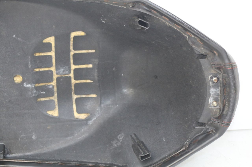 photo de SELLE PEUGEOT KISBEE 2T 50 (2010 - 2017) - Alternativer Blickwinkel