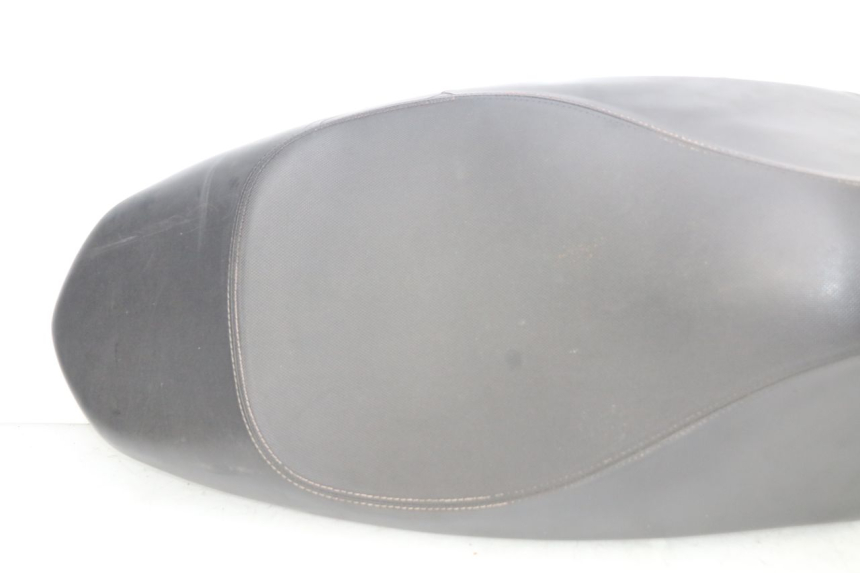 photo de SELLE PEUGEOT KISBEE 2T 50 (2010 - 2017) - Profilansicht des Ersatzteils