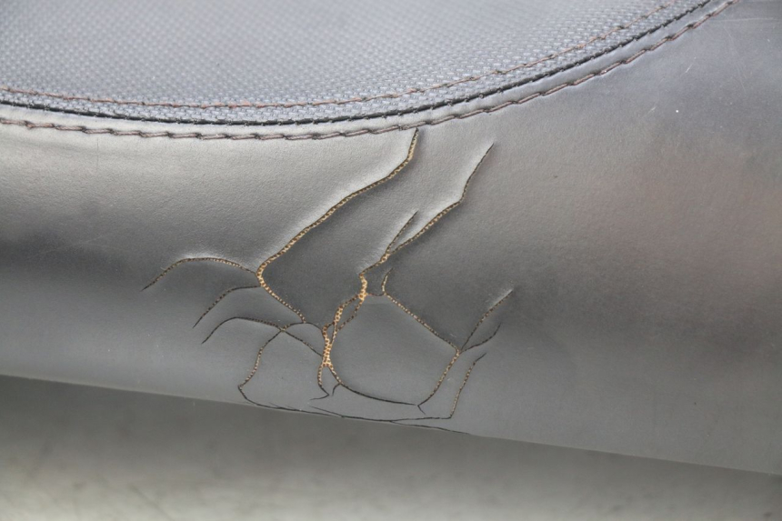 photo de SELLE PEUGEOT KISBEE 2T 50 (2010 - 2017) - Details der Befestigungspunkte