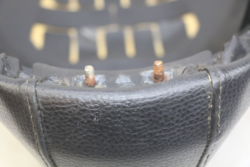 photo de SELLE PEUGEOT KISBEE 2T 50 (2010 - 2017) - Zoom auf Komponenten