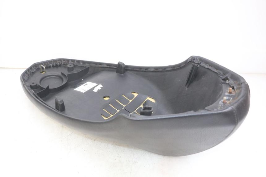 photo de SELLE PEUGEOT KISBEE 2T 50 (2010 - 2017) - Hochauflösende Nahaufnahme