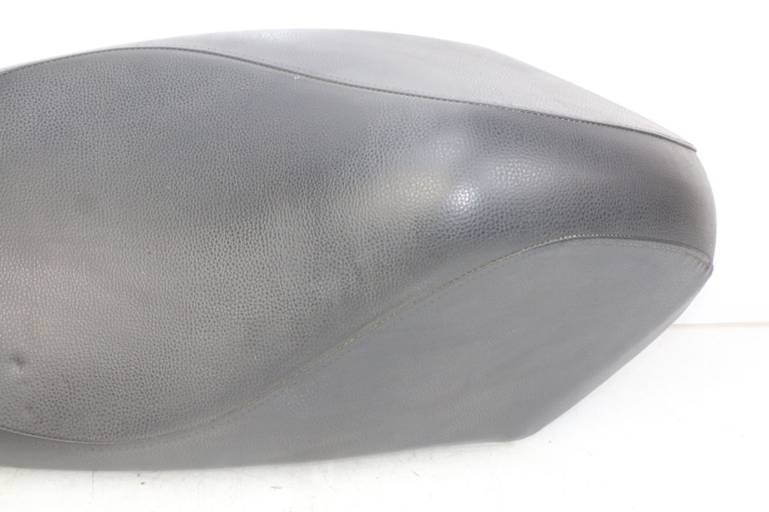 photo de SELLE PEUGEOT KISBEE 2T 50 (2010 - 2017) - Profilansicht des Ersatzteils