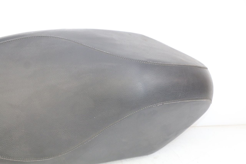 photo de SELLE PEUGEOT KISBEE 2T 50 (2010 - 2017) - Zoom auf Komponenten