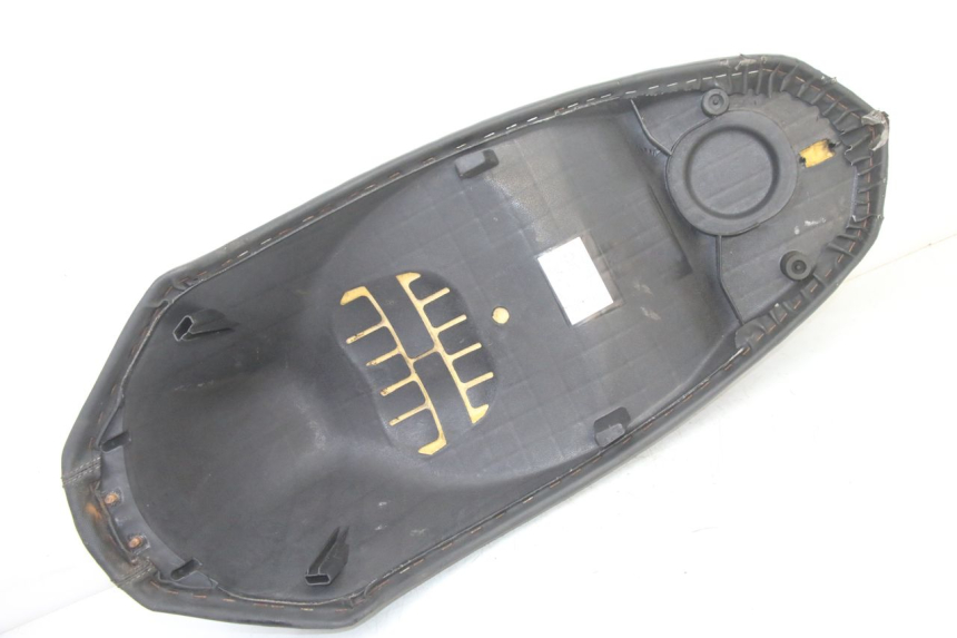 photo de SELLE PEUGEOT KISBEE 2T 50 (2010 - 2017) - Details der Befestigungspunkte