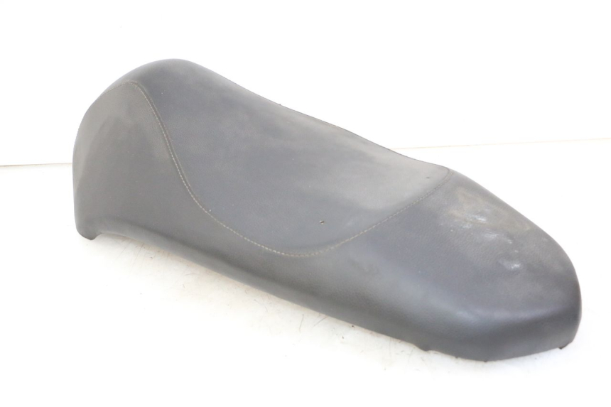 photo de SELLE PEUGEOT KISBEE 2T 50 (2010 - 2017) - Hochauflösende Nahaufnahme