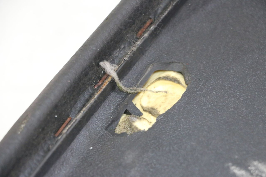 photo de SELLE PEUGEOT KISBEE 2T 50 (2010 - 2017) - Zoom auf Gebrauchszustand