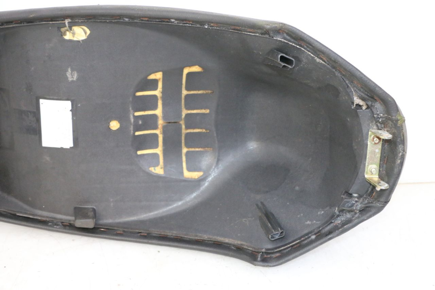 photo de SELLE PEUGEOT KISBEE 2T 50 (2010 - 2017) - Oberflächenzustand und Material