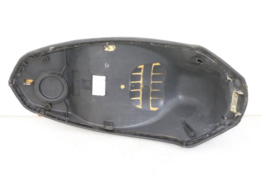 photo de SELLE PEUGEOT KISBEE 2T 50 (2010 - 2017) - Kennzeichnungen und Originalreferenzen