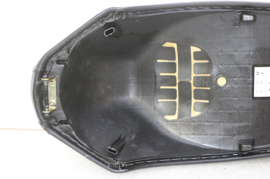 photo de SELLE PEUGEOT KISBEE 2T 50 (2010 - 2017) - Charakteristische Merkmale