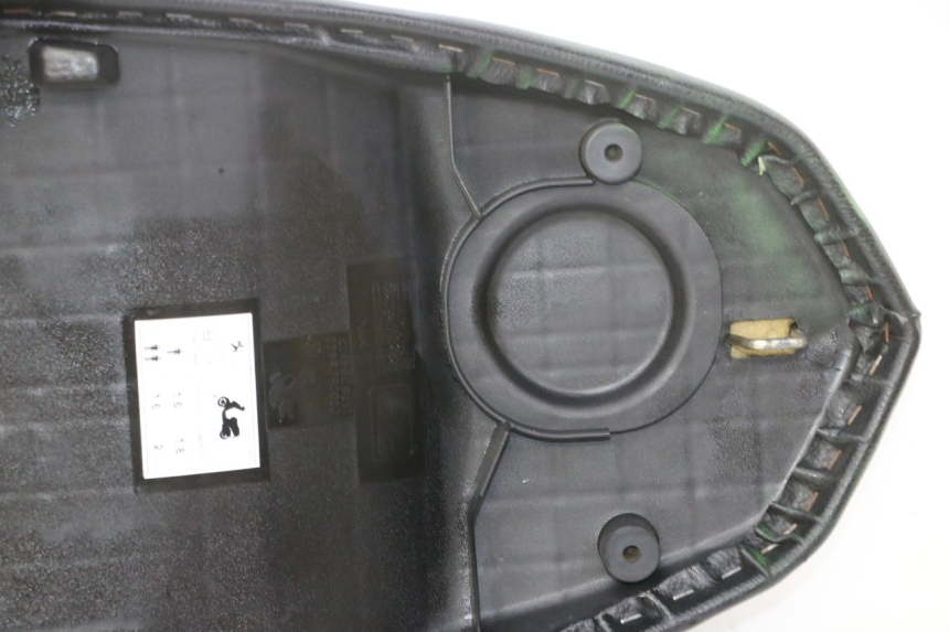 photo de SELLE PEUGEOT KISBEE 2T 50 (2010 - 2017) - Zoom auf Komponenten