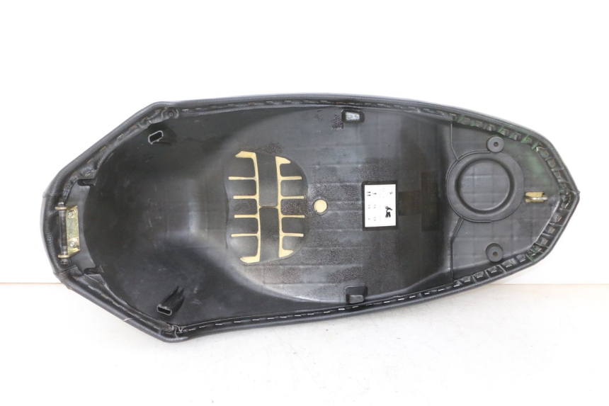 photo de SELLE PEUGEOT KISBEE 2T 50 (2010 - 2017) - Hochauflösende Nahaufnahme