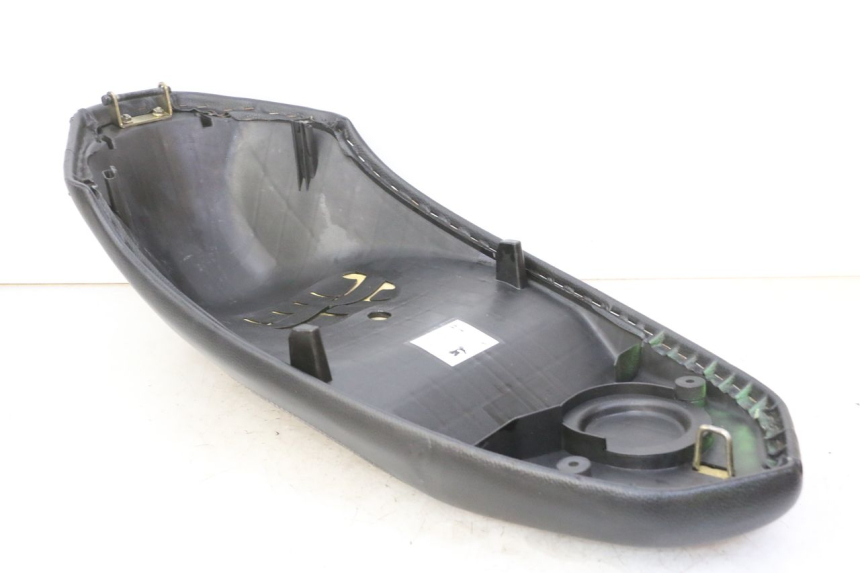 photo de SELLE PEUGEOT KISBEE 2T 50 (2010 - 2017) - Details der Befestigungspunkte