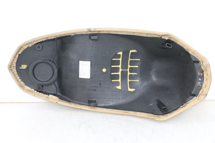 photo de SELLE PEUGEOT KISBEE 2T 50 (2010 - 2017) - Zoom auf Komponenten