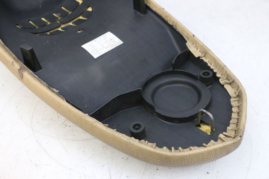 photo de SELLE PEUGEOT KISBEE 2T 50 (2010 - 2017) - Zoom auf Gebrauchszustand