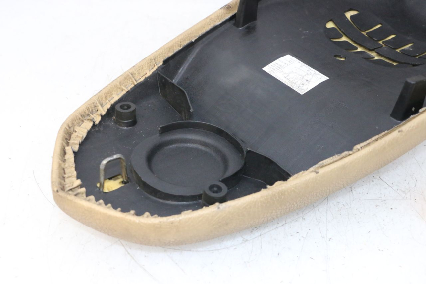 photo de SELLE PEUGEOT KISBEE 2T 50 (2010 - 2017) - Kennzeichnungen und Originalreferenzen